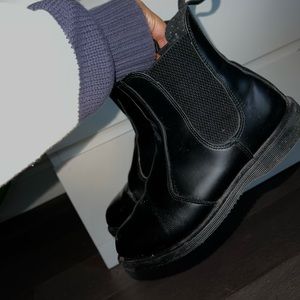 Chelsea dr. martens size 6